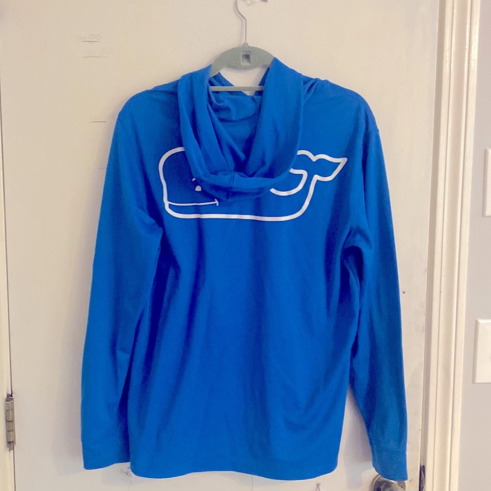 VINEYARD VINES Lightweight long sleeve performance hoodie. Unisex